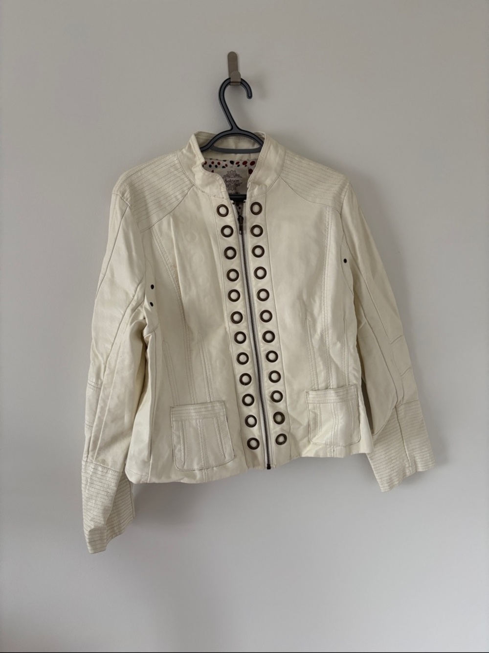 Solitaire Women's Cream Grommet-Front Jacket Size PXL